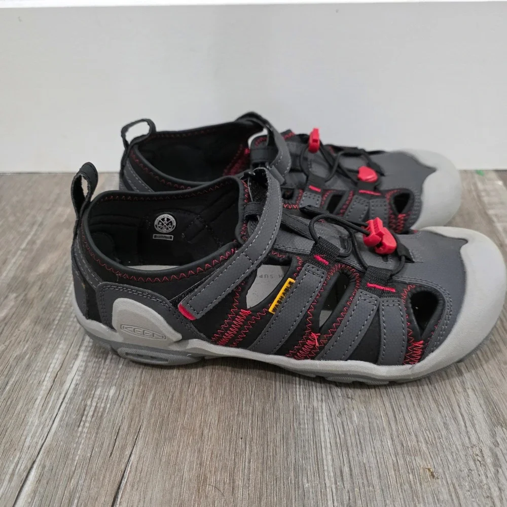 KEEN Boys Knotch Creek Sandals Size 6 Gray Red Hiking Water Shoes Closed Toe